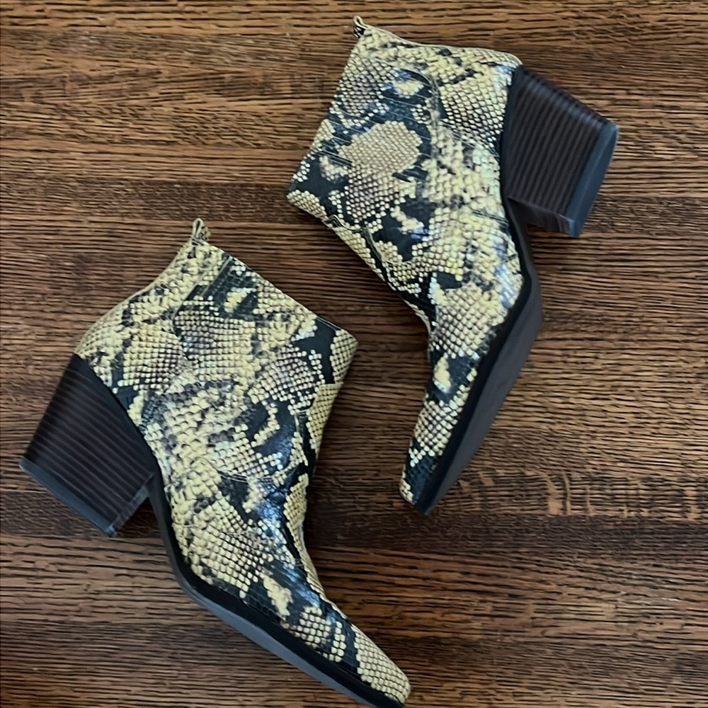 Women’s Gorgeous Sam Edelman Winona Booties Western Size 11 Black Yellow Snake - Picture 2 of 16